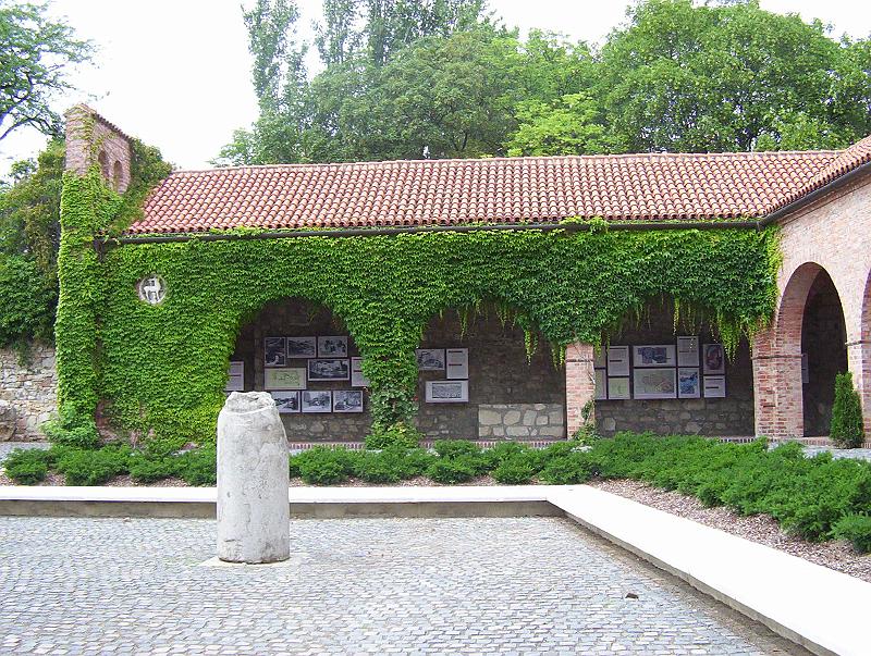 100_1998.jpg - A garden in Székesfehérvár's city centre, on the site of the ruins of Hungary's old coronation church. The country's medieval kings were also buried beneath the former church.
